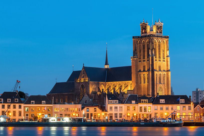 Die Große Kirche von Dordrecht in der blauen Stunde von Ilya Korzelius
