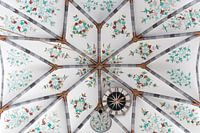 Plafond kerk met klok
