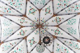 Plafond kerk met klok sur Mark Verheijen