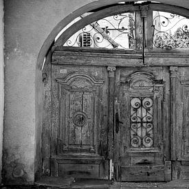 Door, Sibiu. Romania van Luke Price