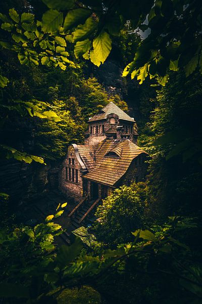 La maison de Hrensko au bord de la rivière et dans la forêt par Fotos by Jan Wehnert
