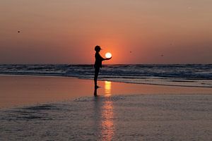 Silhouette einer Frau mit der Sonne in den Händen von Wad of Wonders