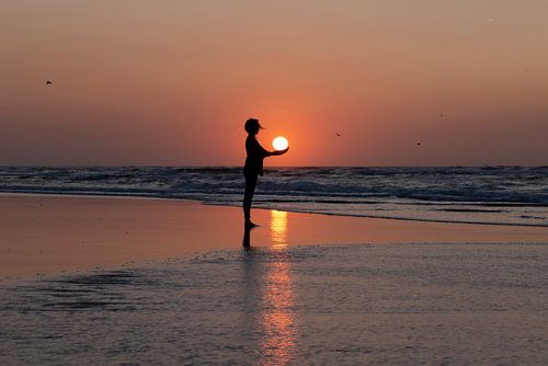 Silhouette d'une femme avec le soleil dans ses mains sur Wad of Wonders