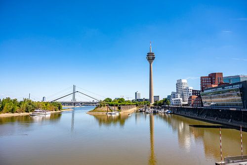 Düsseldorf Medienhafen en Rheinturm aan de oevers van de Rijn