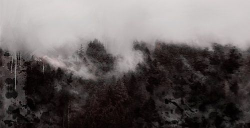 Donker landschap van een dennenbos in de mist