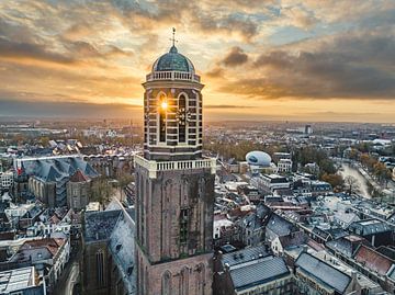 Zwolse Peperbus kerktoren tijdens een koude winter zonsopgang van Sjoerd van der Wal Fotografie