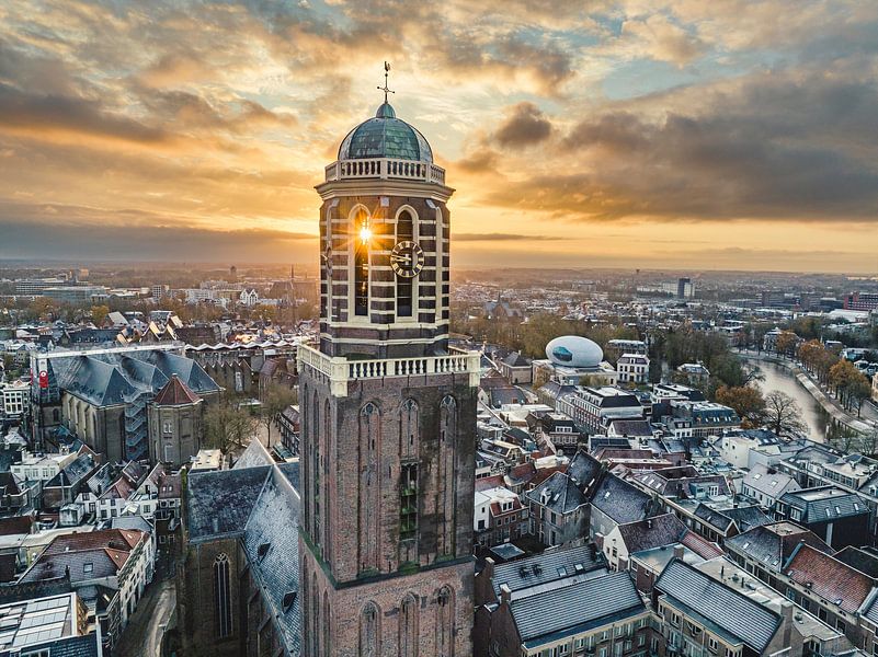 Zwolle Peperbus Kirchturm während eines kalten Wintersonnenaufgangs von Sjoerd van der Wal Fotografie