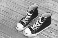 Canvas sneaker schoenen op vintage houten achtergrond