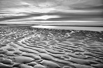 Strand mit Formen und Mustern bei Sonnenuntergang von eric van der eijk