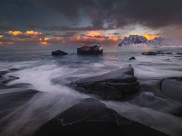Der Strand von Uttakleiv auf den Lofoten bei Sonnenaufgang von Andy Luberti