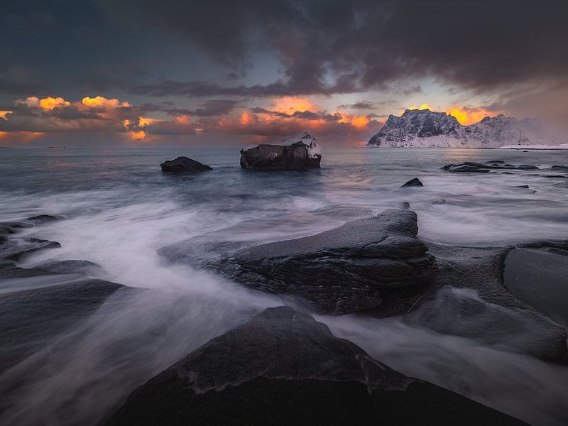 Der Strand von Uttakleiv auf den Lofoten bei Sonnenaufgang von Andy Luberti
