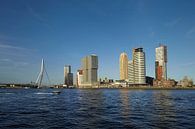 Ein Segelwassertaxi für die Skyline von Rotterdam mit der Erasmusbrücke, Niederlande. von Tjeerd Kruse Miniaturansicht