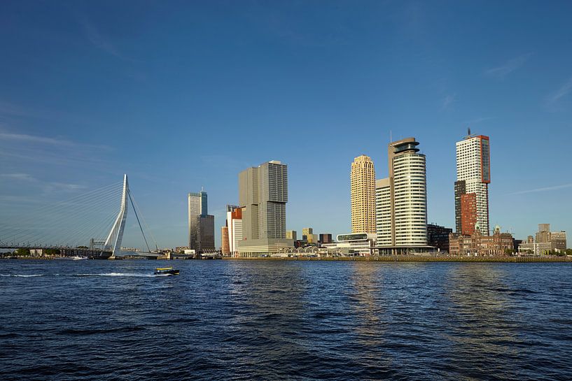 Ein Segelwassertaxi für die Skyline von Rotterdam mit der Erasmusbrücke, Niederlande. von Tjeerd Kruse