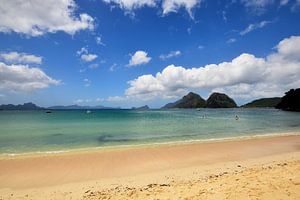 Paradiesischer Strand von'El Nido und grüne Hügel