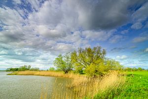 Wolken über dem Fluss IJssel im Frühling