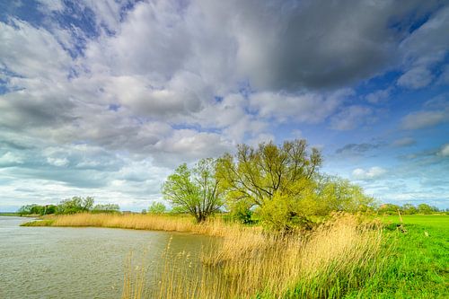 Wolken boven de IJssel in de lente