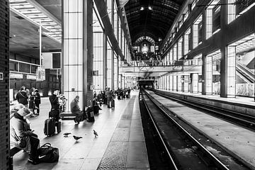 Treinstation met mooie verticale en ruimtelijke verlichting