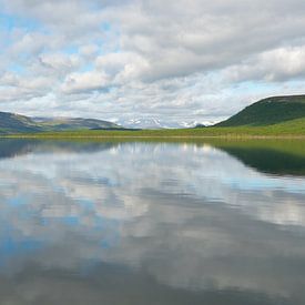 Wolken reflectie Finland Kilpisjärvi van Bas Verschoor