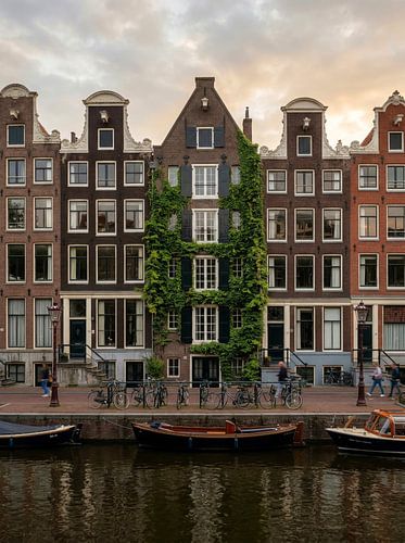 Maisons historiques au bord d'un canal d'Amsterdam sur But First Framing