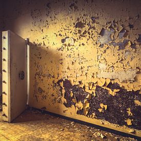 Alte Tresortür in einem verlassenen Gefängnis von On Your Wall