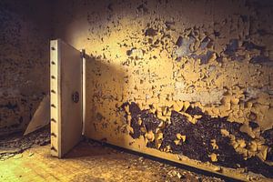 Vieille porte de chambre forte dans une prison abandonnée