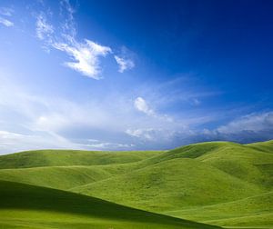 Des collines vertes, un ciel bleu