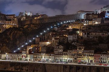 Porto in de nacht.. van Patrick Löbler