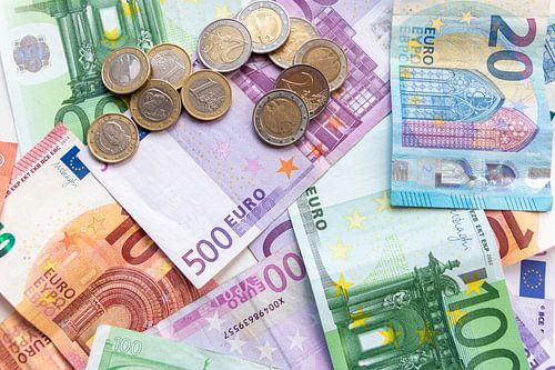 Euro-Geldscheine und Euro-Münzen - das perfekte Motiv für jede Bank!