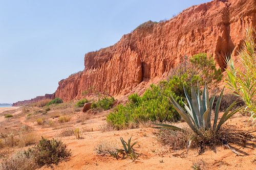 Landschap met steile rotsen en bergen aan Portugese kust