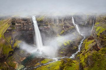 Trostlose Landschaft mit Wasserfällen in einer tiefen Schlucht in Island von Chris Stenger