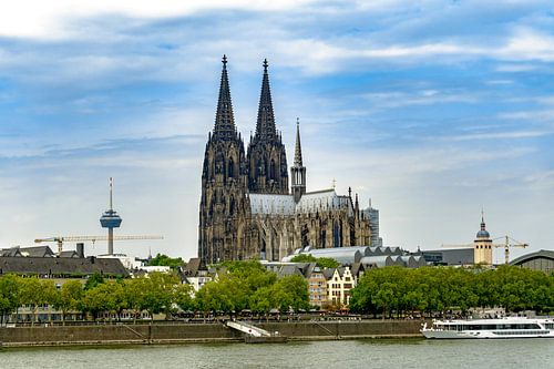Dom van Keulen met televisietoren en de Rijn