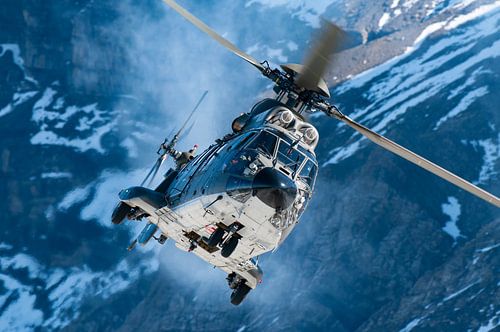 Zwitserse Super Puma vliegt tussen de bergen bij Axalp