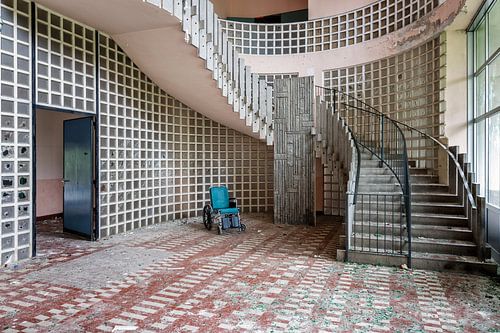 Lost Place - verlaten ziekenhuis met prachtige trap in het entreeportaal