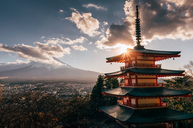 De Chureito-pagode bij Mount Fuji van Tom in 't Veld