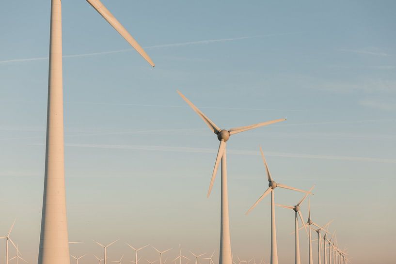 Éoliennes néerlandaises au lever du soleil par Joke van Veen