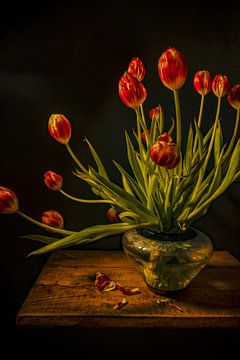 Stilleven met bloemen. Uitgebloeide tulpen. Klassiek van Alie Ekkelenkamp