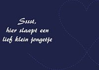 Hier slaapt een klein jongetje