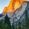 Half Dome vangt laatste zonnestralen van de dag, Yosemite National Park van Easycopters