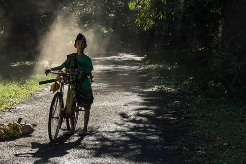 Portrait van een Betawi jongen met zijn fiets