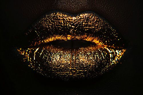 Glanzende gouden en zwarte lippen close-up