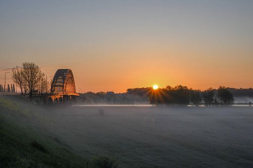 Vieux pont routier dans le brouillard