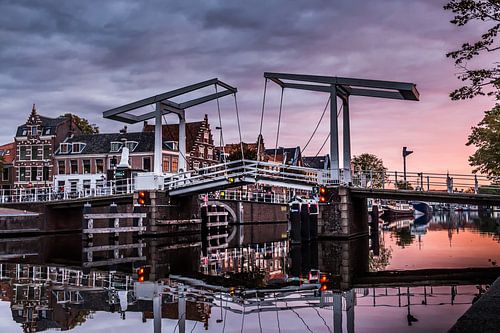De Gravestenenbrug in Haarlem bij avondlicht