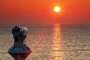 Fernrohr am Meer im Sonnenuntergang