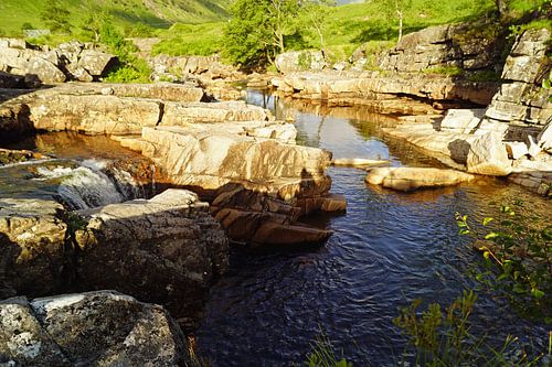 kleine waterval in Glen Etive in Schotland