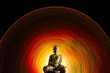 Buddha-Statue mit Hintergrund aus Licht, das einer warmen Sonne ähnelt von Kasper van der Burgh