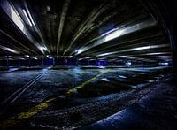 Duistere parkeergarage