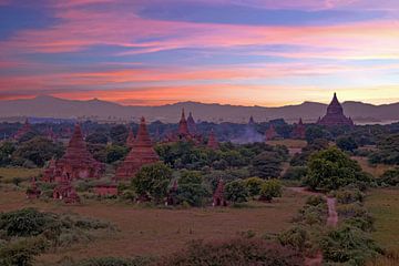 Anciens temples de Bagan Myanmar Asie au coucher du soleil sur Eye on You