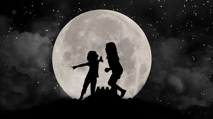 Silhouet van kinderen tegen het licht van de maan van Gonnie van Hove