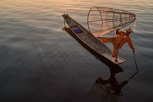 Un pêcheur montre ses talents sur le lac Inle au Myanmar