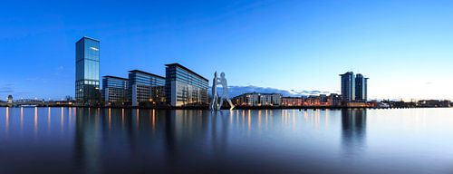 Skyline van Berlijn - Treptowers, Moleculaire Mannen op het blauwe uur